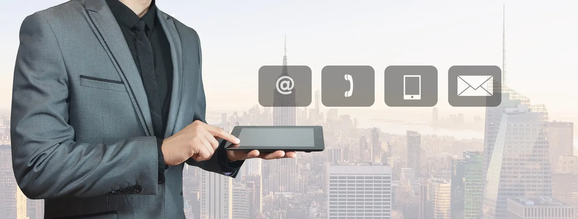 شخص يستخدم جهاز لوحي مع أيقونات التواصل